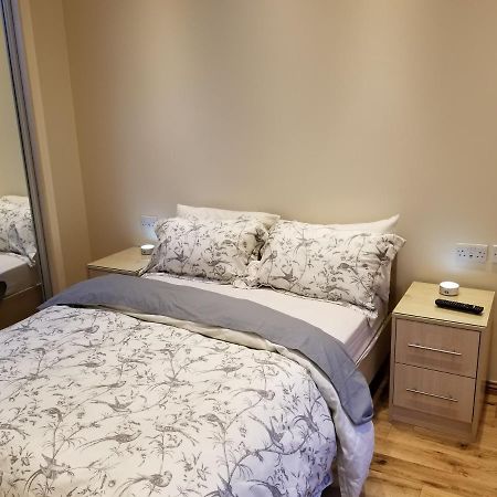 London Luxury Apartment 4 Bedroom Sleeps 12 People With 4 Bathrooms 1 Min Walk From Station Wanstead Екстер'єр фото