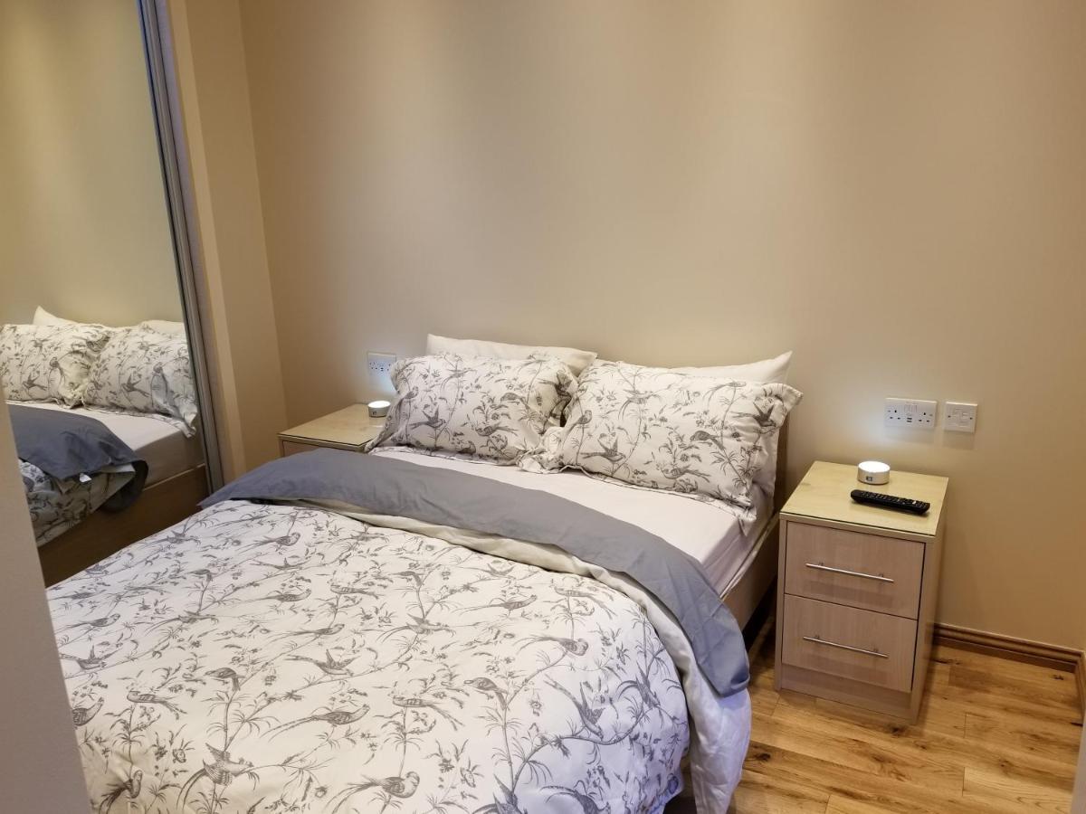 London Luxury Apartment 4 Bedroom Sleeps 12 People With 4 Bathrooms 1 Min Walk From Station Wanstead Екстер'єр фото