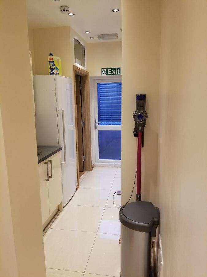 London Luxury Apartment 4 Bedroom Sleeps 12 People With 4 Bathrooms 1 Min Walk From Station Wanstead Екстер'єр фото