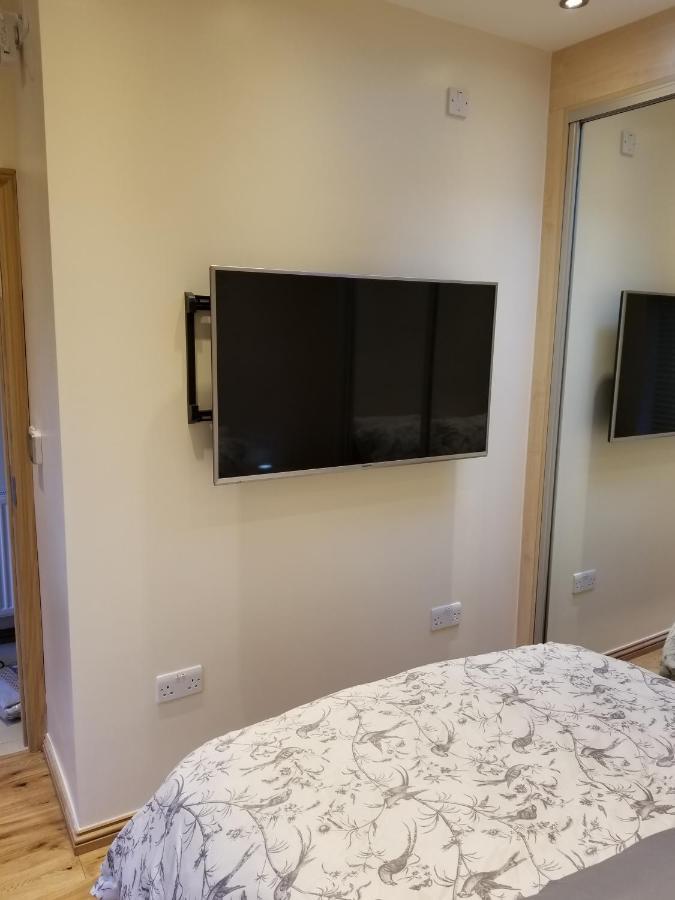 London Luxury Apartment 4 Bedroom Sleeps 12 People With 4 Bathrooms 1 Min Walk From Station Wanstead Екстер'єр фото
