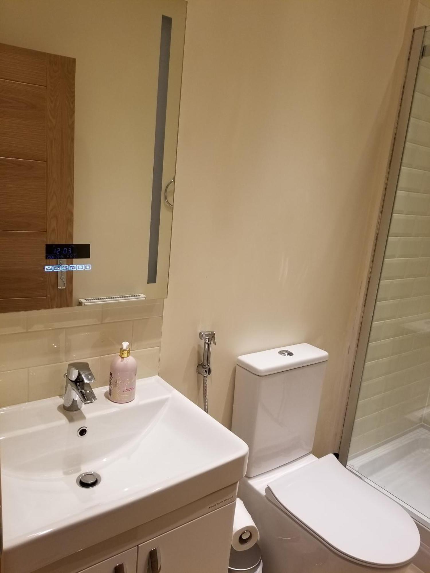 London Luxury Apartment 4 Bedroom Sleeps 12 People With 4 Bathrooms 1 Min Walk From Station Wanstead Екстер'єр фото