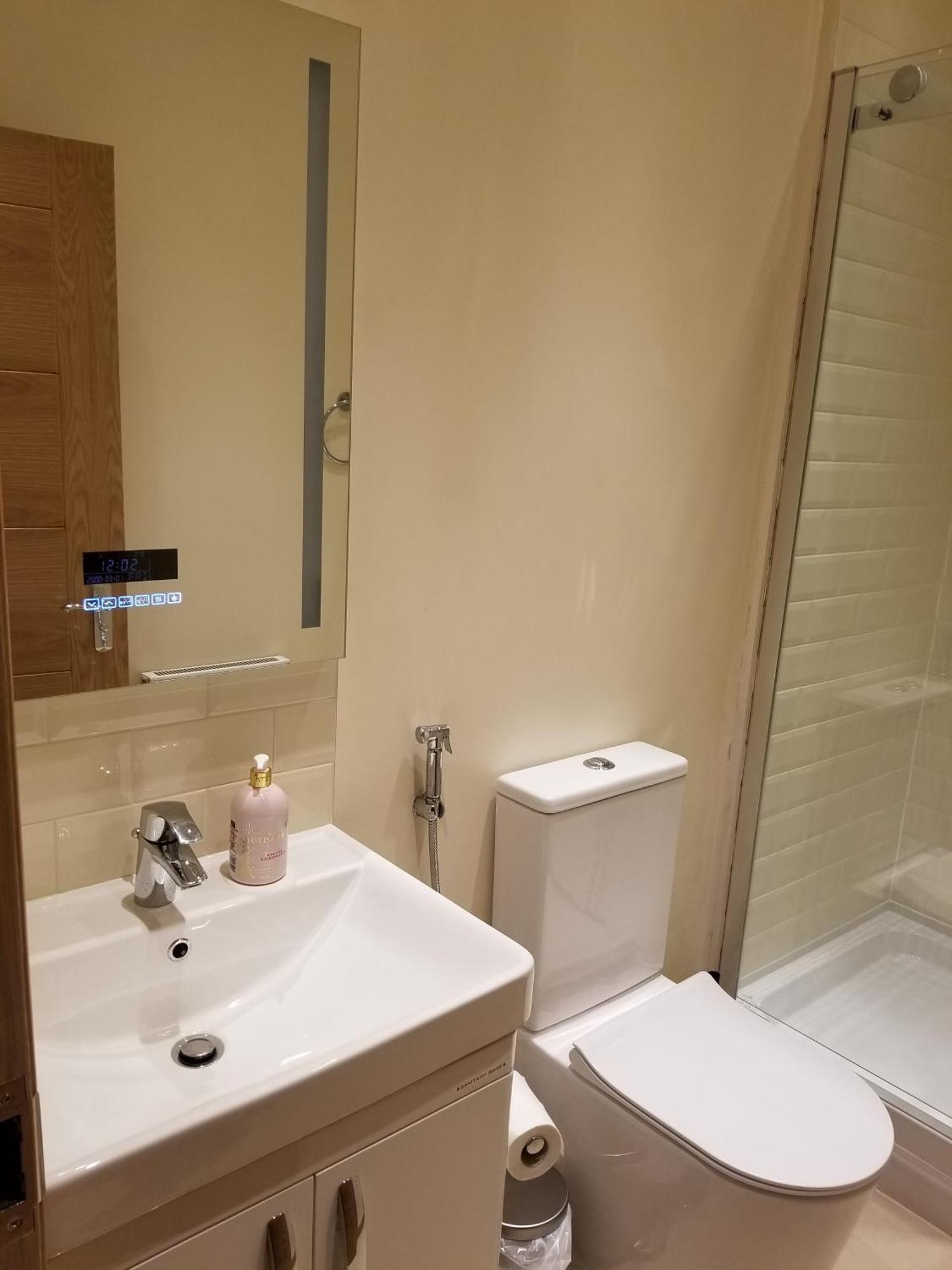 London Luxury Apartment 4 Bedroom Sleeps 12 People With 4 Bathrooms 1 Min Walk From Station Wanstead Екстер'єр фото